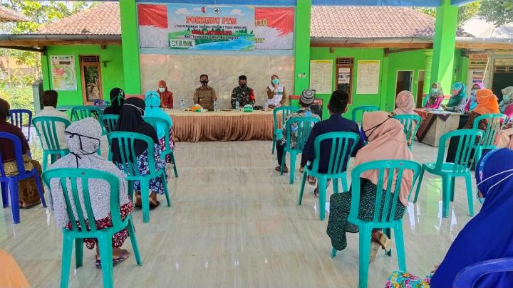 Posbindu, Anggota Satgas TMMD Bojonegoro Dampingi Bidan Desa Jatimulyo